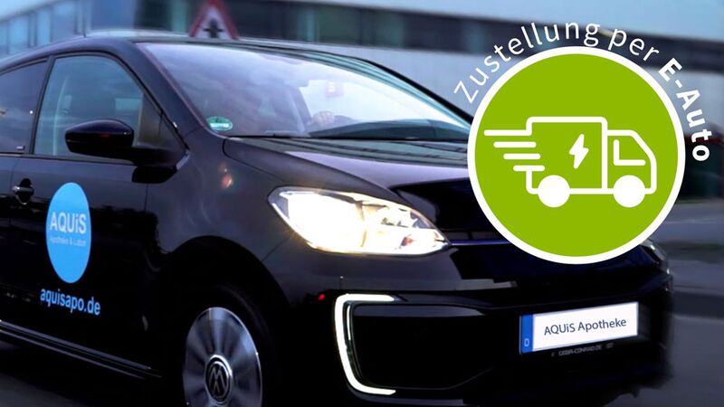 Ein schwarzes Elektroauto der AQUiS Apotheke liefert Pakete aus, mit einem grünen Symbol für umweltfreundliche Zustellung.